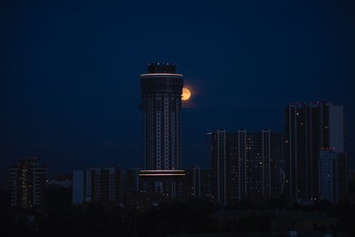 夜间高层建筑